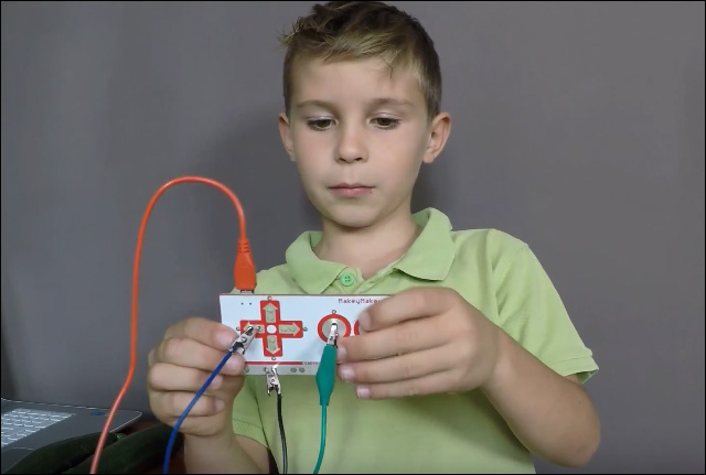 Tuto vidéo Makey Makey pour faire de la musique avec des courgettes