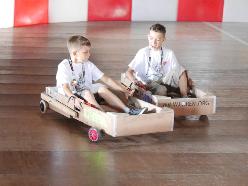 Des Loustics en pleine course de kart électrique