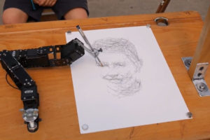 Paul, le robot dessinateur de Patrick Tresset, a fait le portrait des LousTICS Paul, le robot dessinateur de Patrick Tresset, a fait le portrait des LousTICS